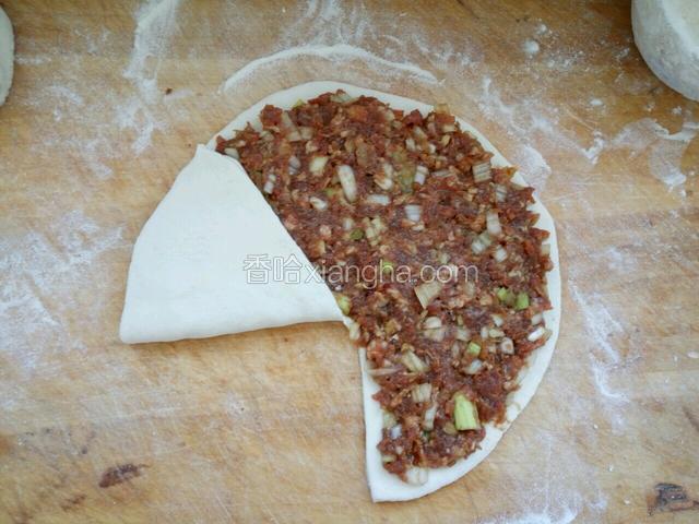 用没有肉馅这角折上，在折反复四次折完