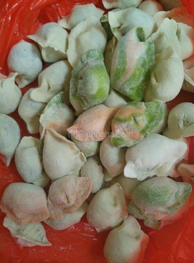 准备速冻饺子50个，以前包好的在冰箱里冷冻！
