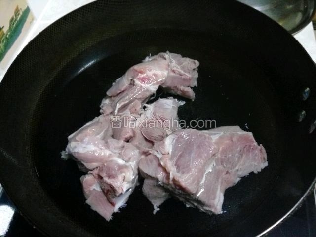 脊骨凉水下锅焯一下去除血沫。