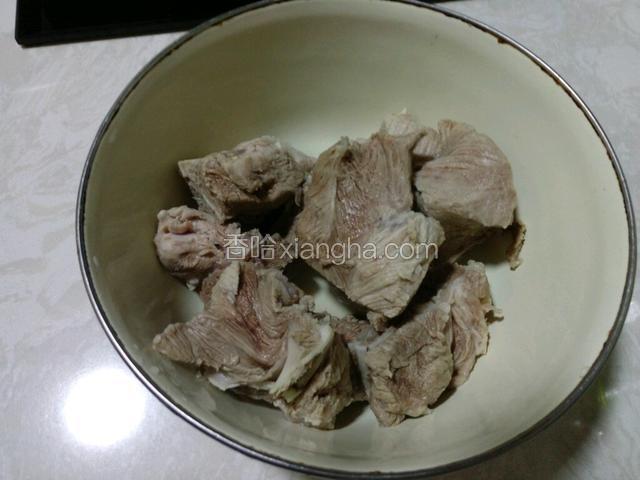 用凉水冲洗两遍备用。