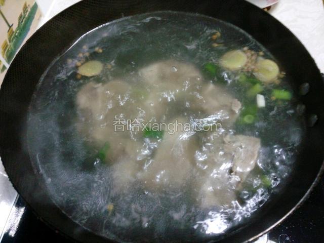 烧开后放入几滴醋转中小火慢慢煮