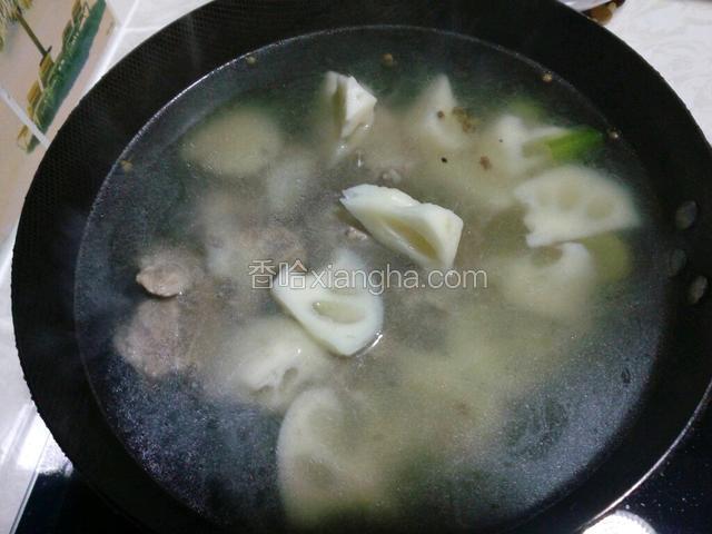 大概烧15分钟后放入莲藕大火烧开。