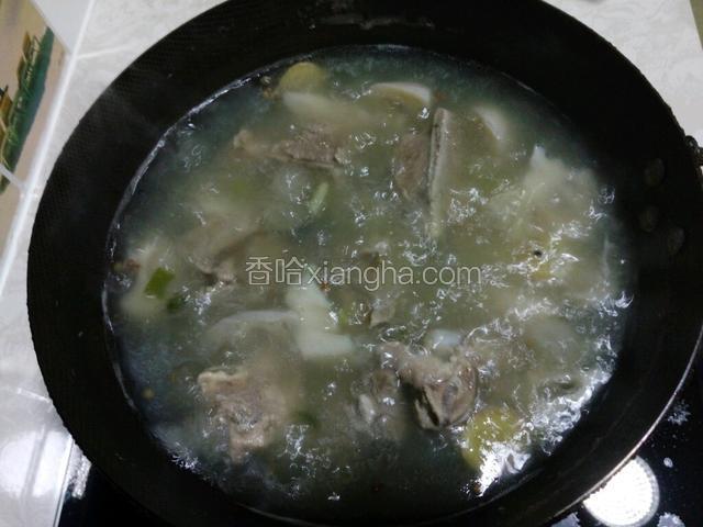 这时候脊骨和莲藕就差不多熟了，放入适量盐，鸡精调味，再煮一分钟就可以关火了。