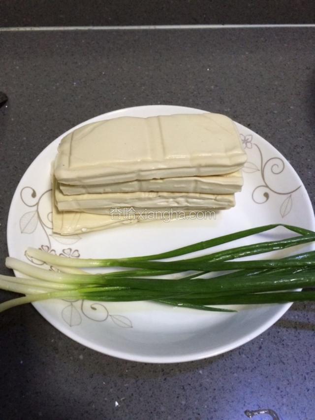 准备豆腐，葱洗净备用。也可以是大块的白豆腐改刀。