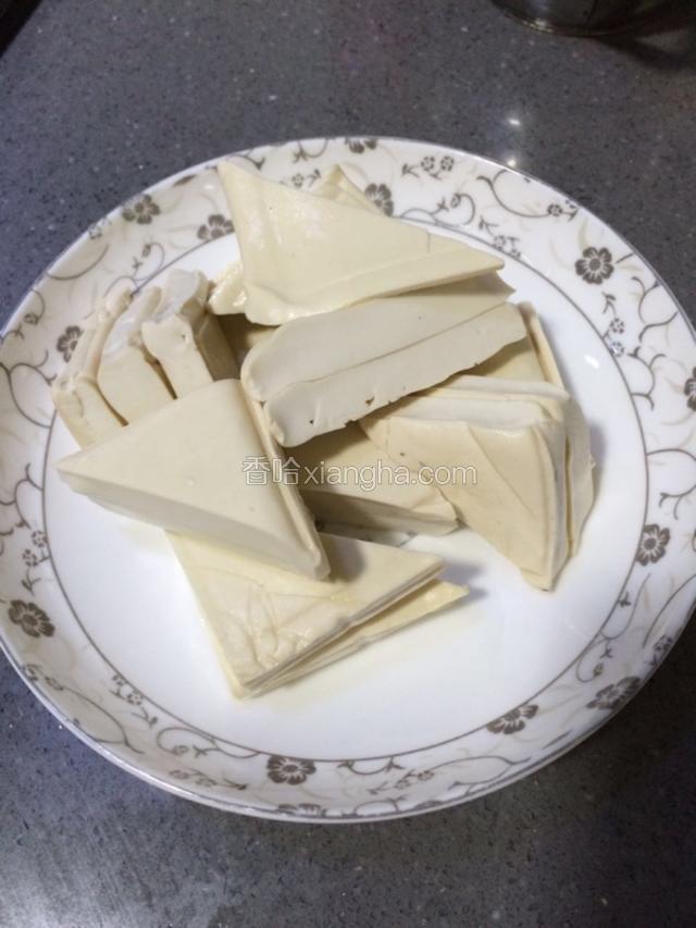 把豆腐切成小方块，或者三角块。