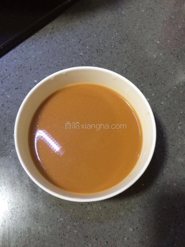 准备半碗清水，加入生抽，蚝油，番茄酱，生粉，调匀备用。