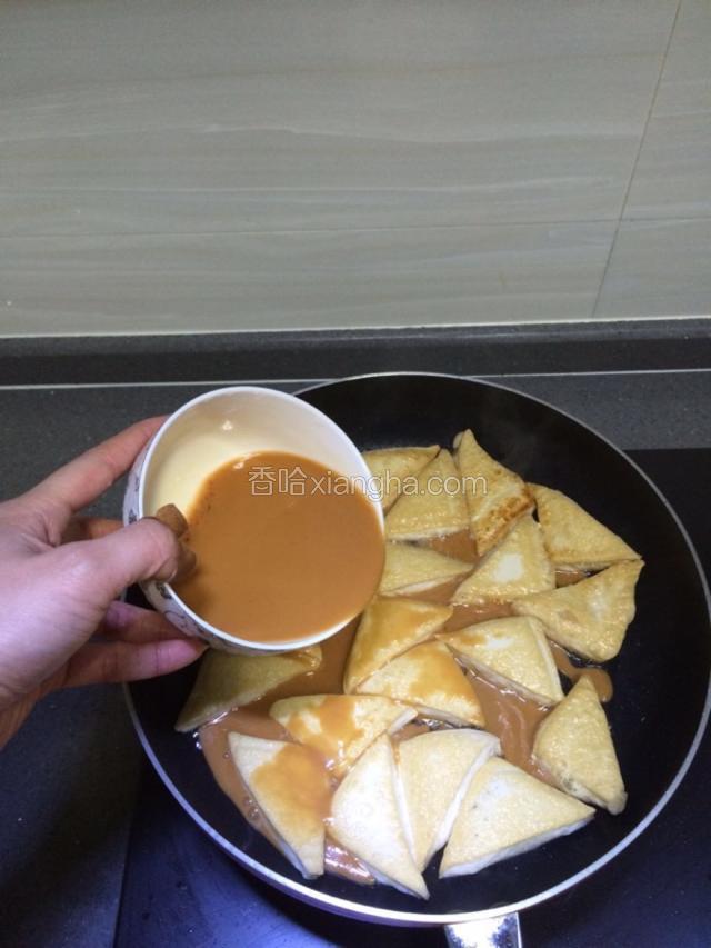 煎好后的豆腐，改大火，倒入调好的汁浇在豆腐上面，然后加入适量的盐调味。
