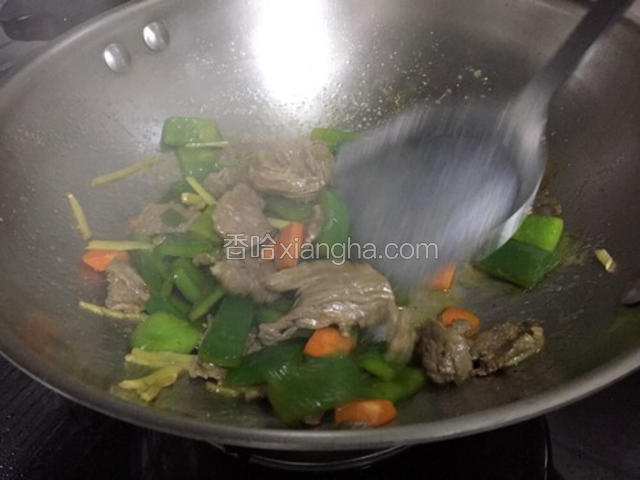 将调料炒均熄火出锅