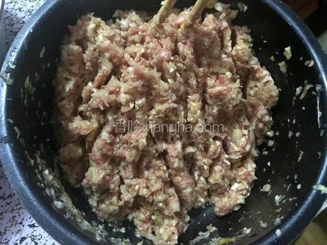 肉末、白菜、葱姜和所有辅料放到一起，均匀搅拌调馅，把握不好可以尝一下味道。