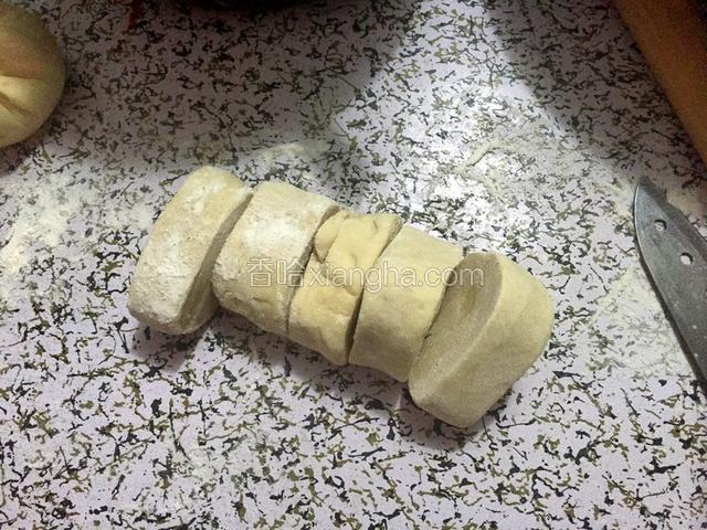 发好的面，揉面后切小剂子。