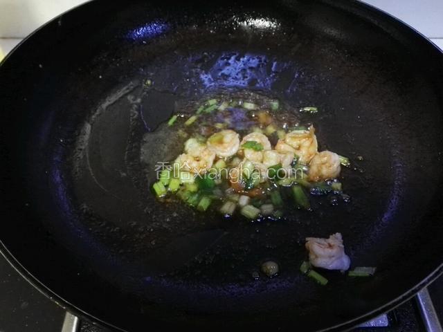加入少量酱油，稍微炒下即可关火。