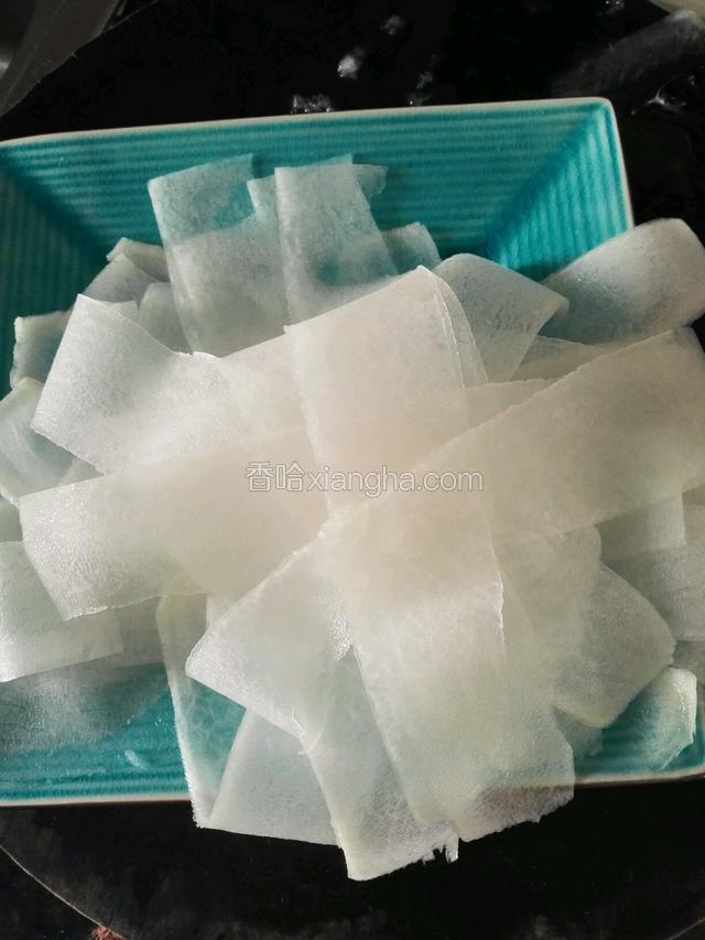 注意削皮刀压住轻轻削，削出来的萝卜薄透又不断