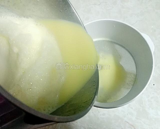 然后把打好的豆浆过滤掉渣