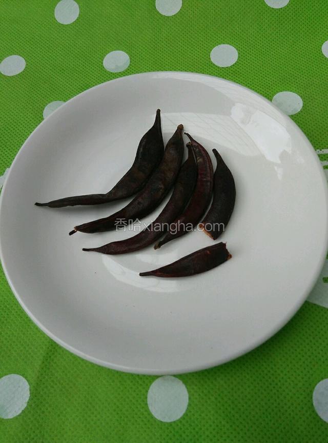 牙椒是皂角树上结的小皂角，炒熟，炒熟了一掰就断。（娘家门前皂角树上结的，小皂角助消化。）