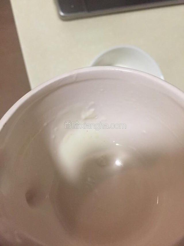 缓慢的倒回另一个大器皿。底部留少许牛奶，让奶皮慢慢往反方向顺着奶液流回底部。