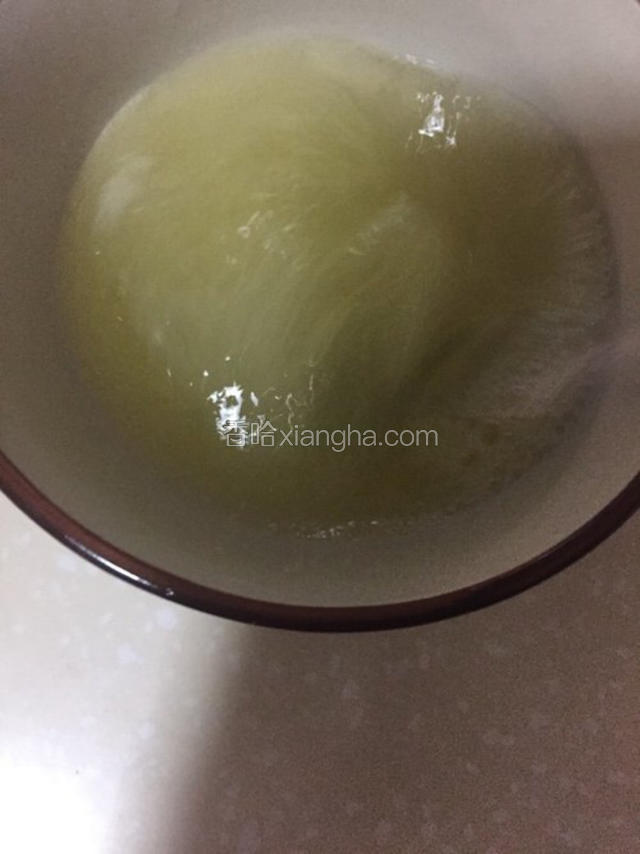 加入糖，顺时针快速打散。
