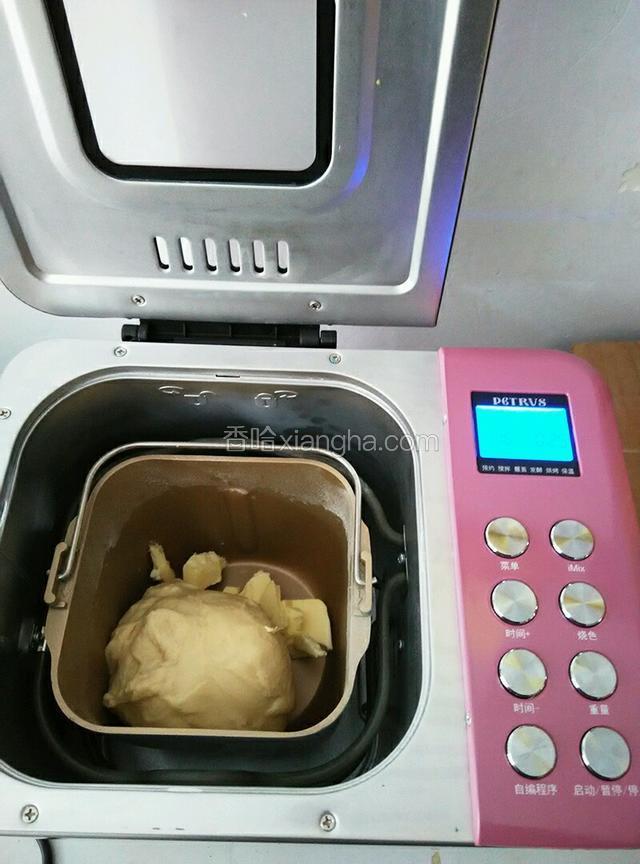 第一次和面30分钟完毕，放入软化的黄油继续按自定义和面键20分钟即可