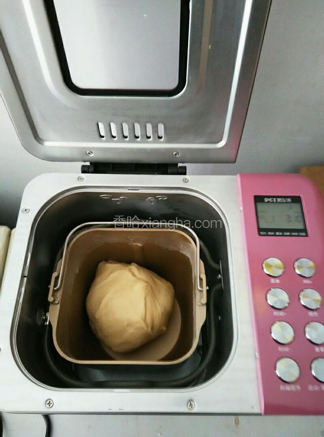 和面结束，看面团光滑有弹性