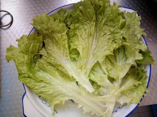 生菜洗净铺在盘中