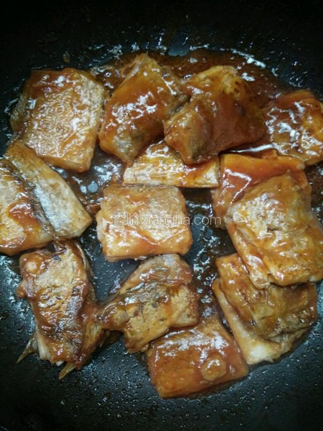 煎好的带鱼入锅翻匀，裹满茄汁