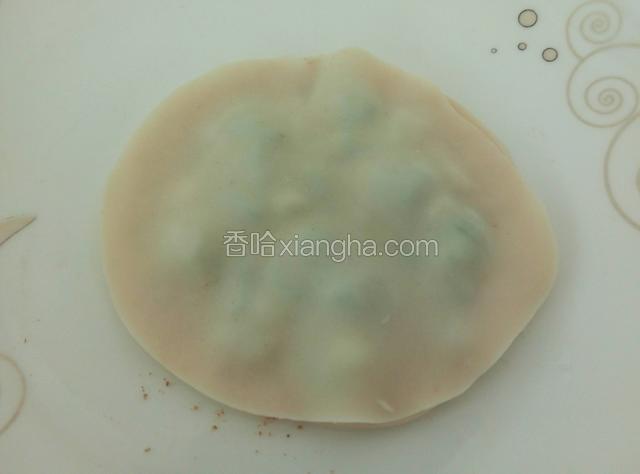 另取一张饺子皮覆盖在上面