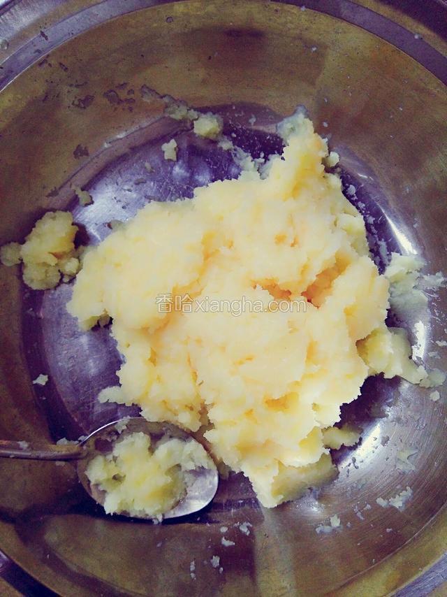 取出去皮，用勺子按成土豆泥