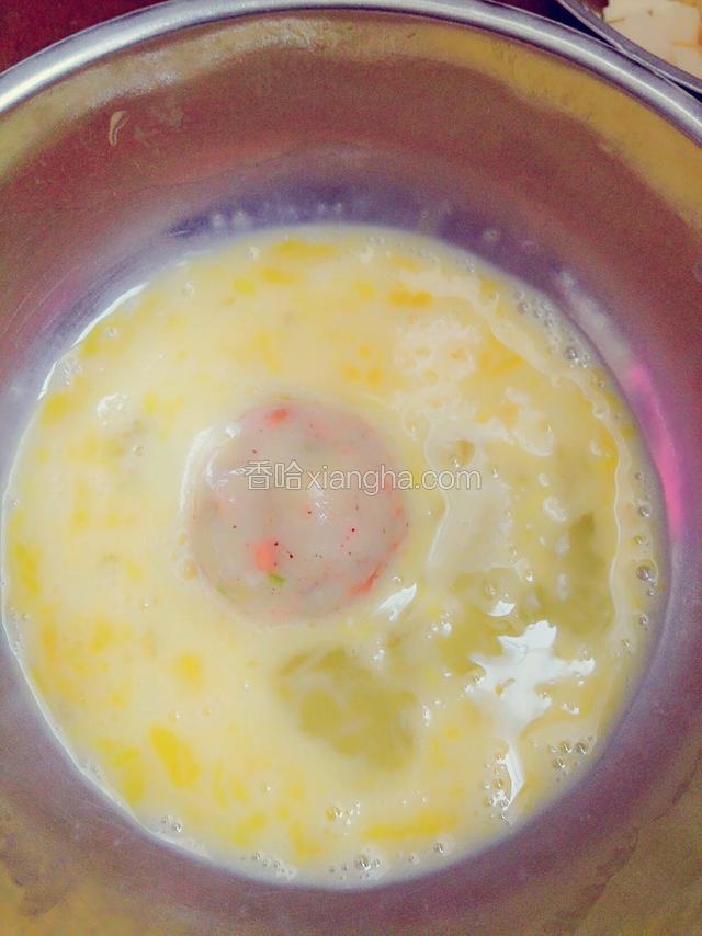 放入蛋液滚一圈