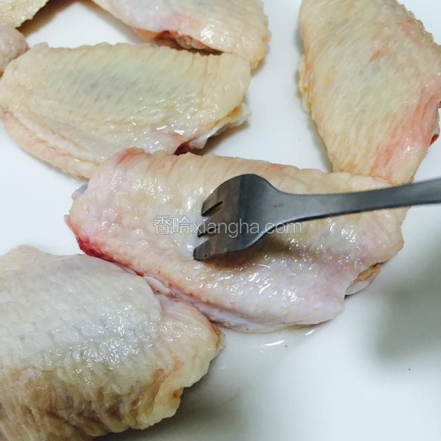 用叉子在鸡翅上扎一些洞可以更好的让鸡翅入味
