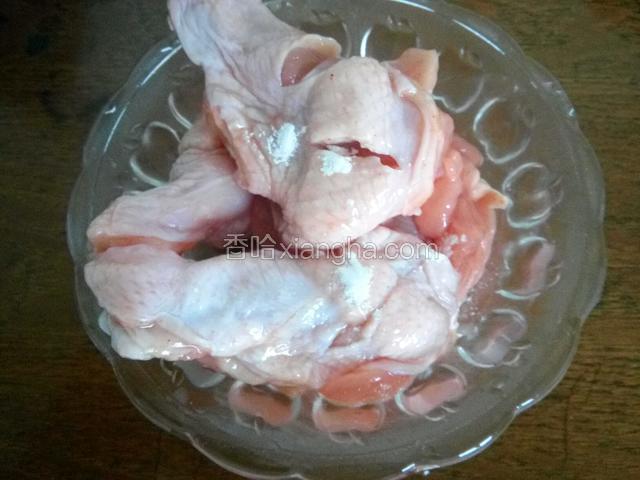切小口，放一点料酒，生抽，一点点盐和炸鸡粉腌制一小时以上