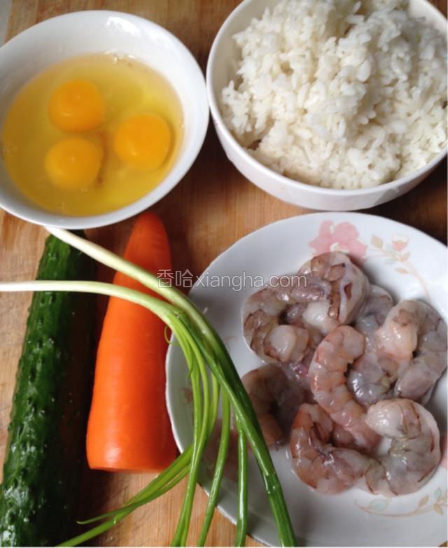准备好食材。 
活虾去壳，开背去沙线，洗净。加入少许料酒，盐，胡椒粉和生粉腌渍十分钟。然后用清水冲洗干净，用厨房纸巾擦干水分。