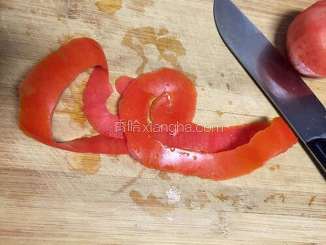 用水果刀削皮卷成玫瑰状，