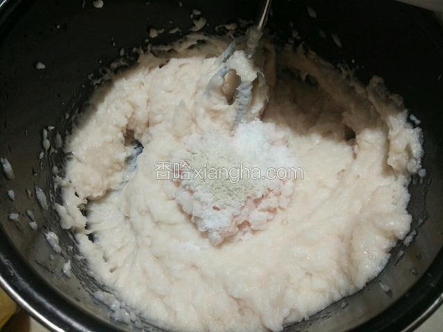 生粉用半斤清水化开，分次打入鱼泥后，加切好的肥膘粒，适量盐，胡椒粉，继续搅打
