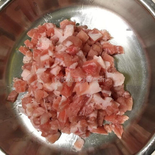 将肉洗净切丁备用