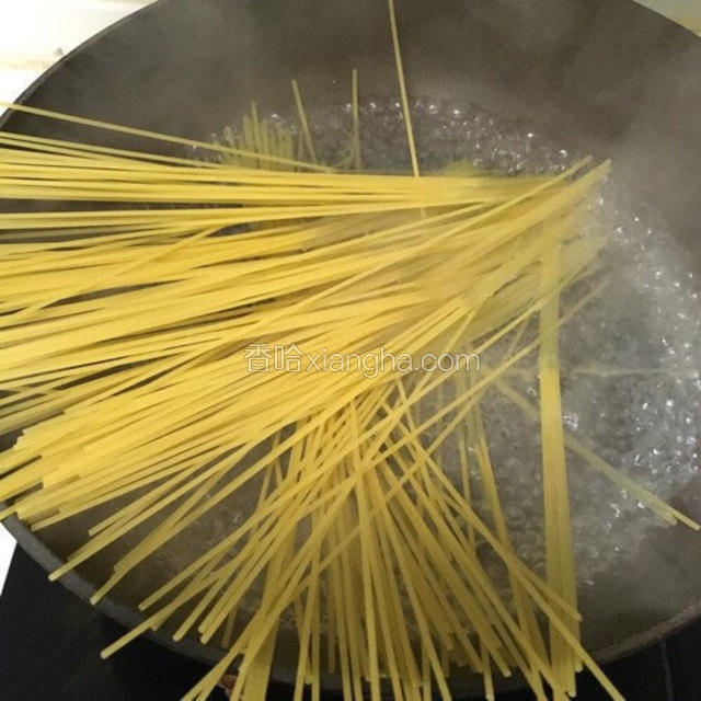 炒菜锅为例：锅里加水到锅柄铆钉处，将水烧开，加入6小勺盐，大约20克左右，让水变咸味，加盐只是让面更有劲道，意大利面呈放射状散开分开多次放入锅中，尽量让锅里的水温度不会一下就变低，持续沸腾为最佳