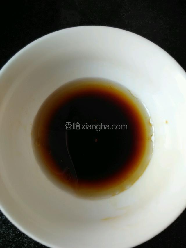 用盐，味极鲜，醋，香油，白糖调汁，粉丝泡好后加入味极鲜，盐搅拌均匀