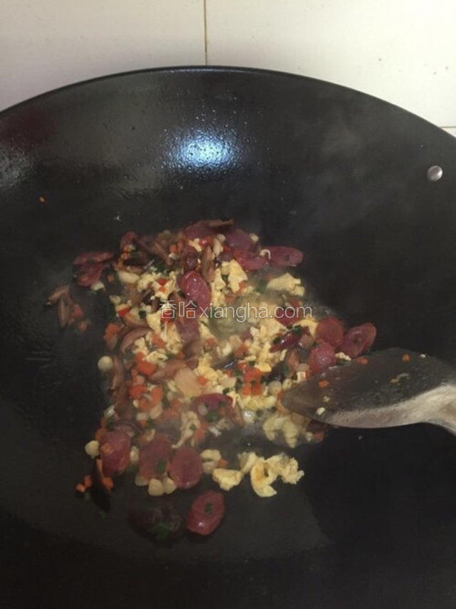 然后腊肠，碗里的玉米丁等。一起拌均匀。