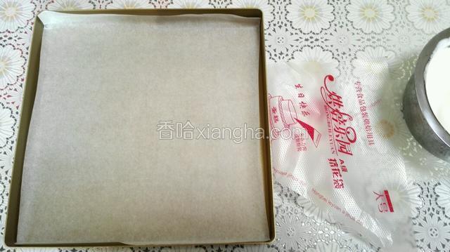 烤盘铺上烤纸，准备裱花袋，开启烤箱，上下火120度预热，有热风的开启热风模式