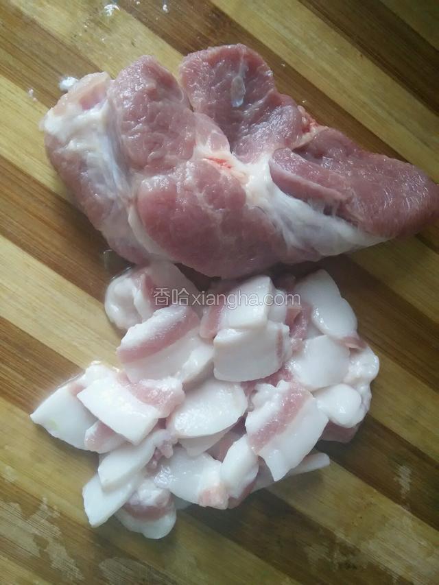 把肥肉和瘦肉分开切好备用
