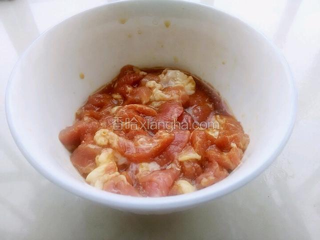 瘦肉用盐，酱油稍微的腌制一下。