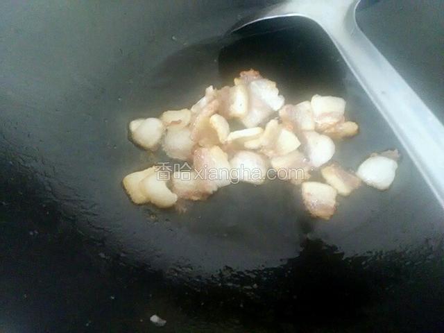 把锅烧热，然后把肥肉放到锅中煎干，等待它煎出油之后又有香味，再放入花椒加适量的水。