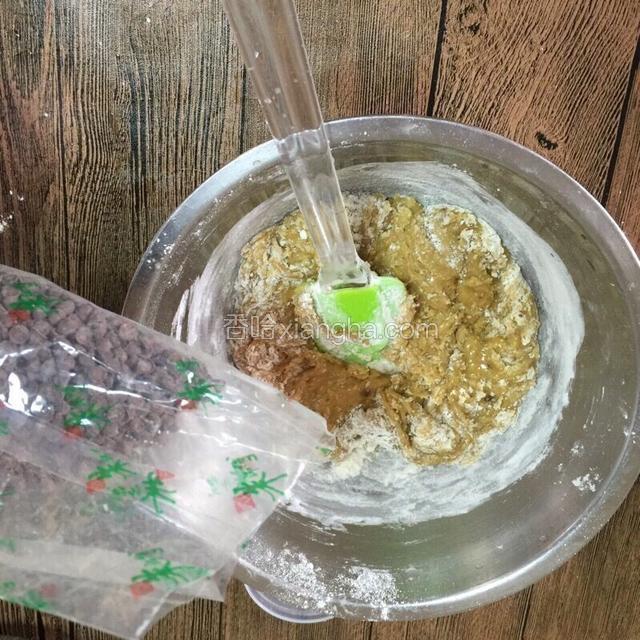 拌的差不多了倒入适量巧克力豆 继续拌均匀

