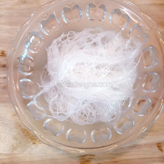 粉丝泡软剪一下、长度是绕鸡蛋大小的圈就适合了