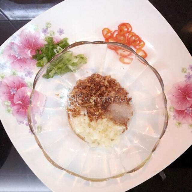 把爆香的蒜末与生蒜末放入小碗、入少许盐、鸡粉拌匀