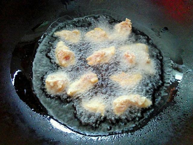 油温六七成热，将肉片一片片放入锅中油炸。