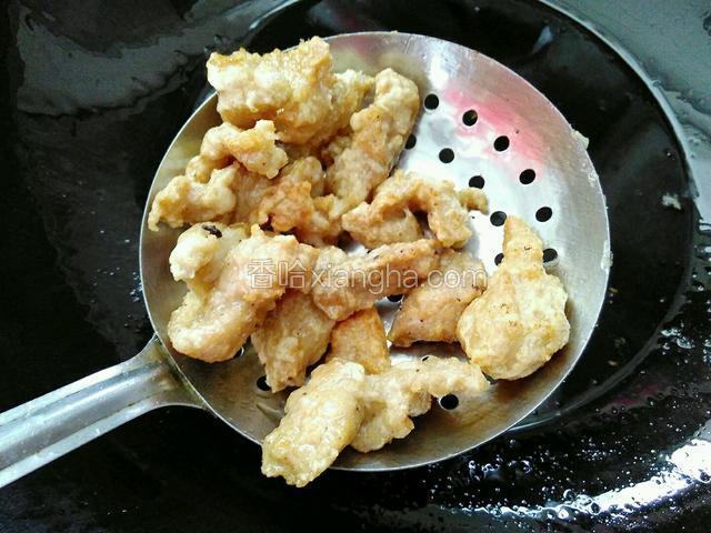 捞出控油。