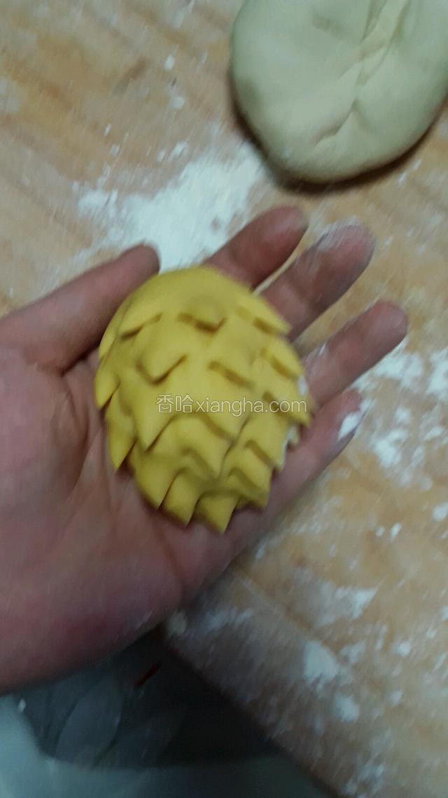 小刺猬是用剪子剪出来的，先揉一个椭圆形的身体，嘴巴弄尖