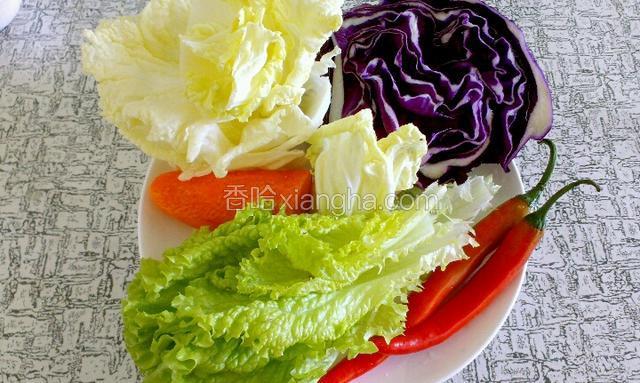 把蔬菜清洗干净，红萝卜去皮