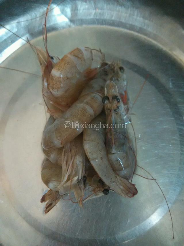 虾提前用温水化开，把虾线挑出