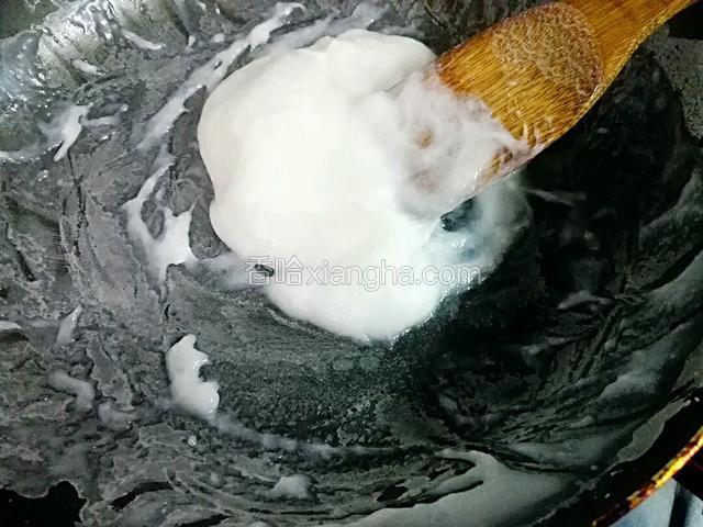 倒入锅里，调成糊状态