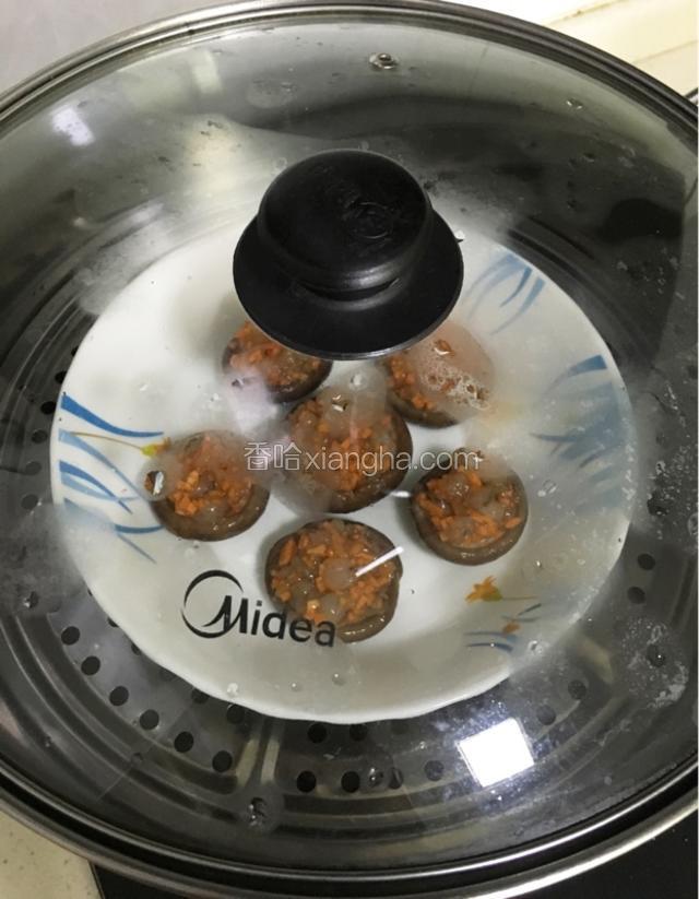 蒸锅加水，大火烧开之后把盘子放入锅中，盖上盖子改中火蒸大约15分钟。